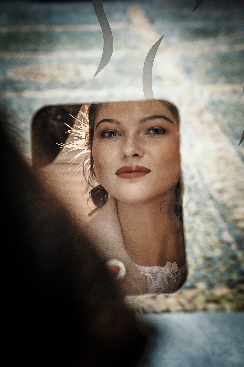 The number 6, Torino, editorial wedding. Ritocco del look della sposa. Sposa allo specchio.