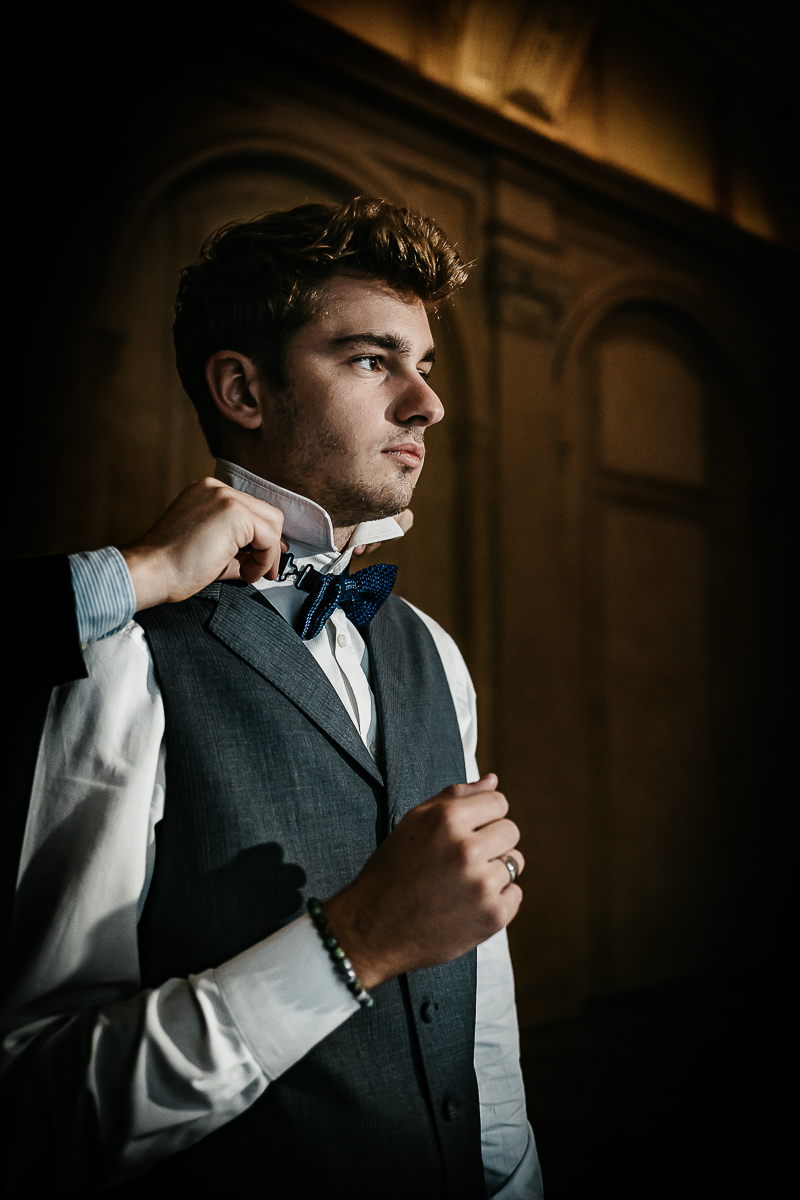 The number 6, Torino, editorial wedding. Preparazione dello sposo.Wp mette il papillon allo sposo