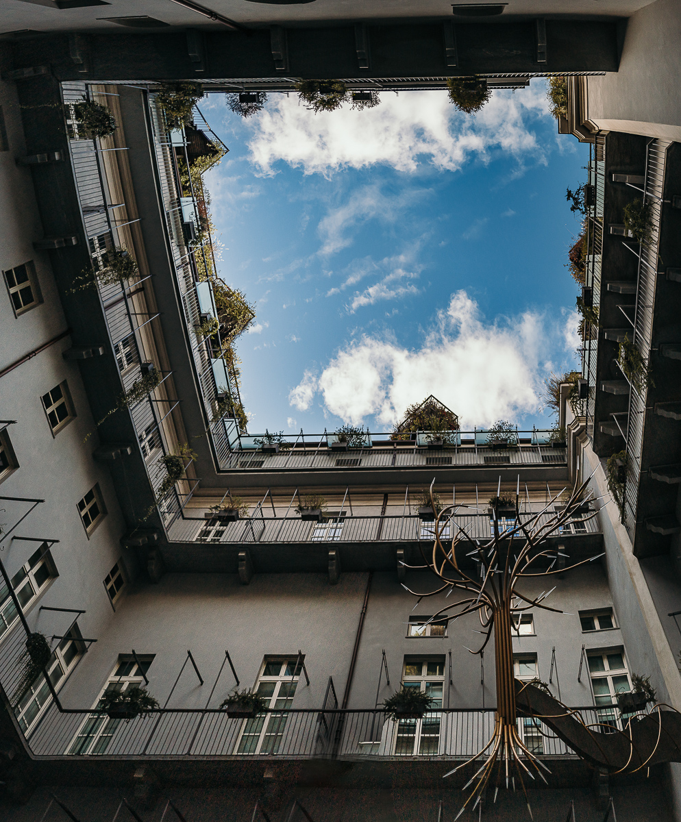 The number 6, Torino, editorial wedding. Cortile del palazzo e vista del cielo dal basso in alto.