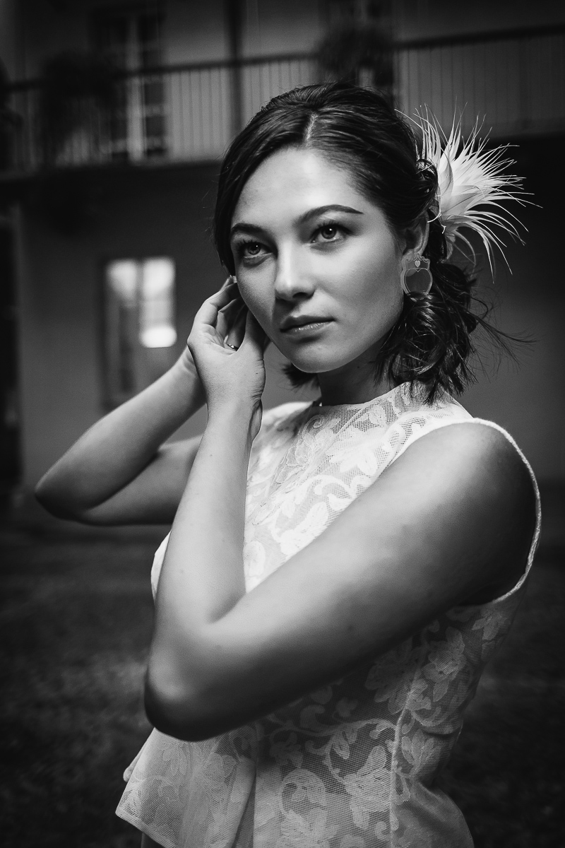 The number 6, Torino, editorial wedding. Sposa che si sistema gli orecchini.