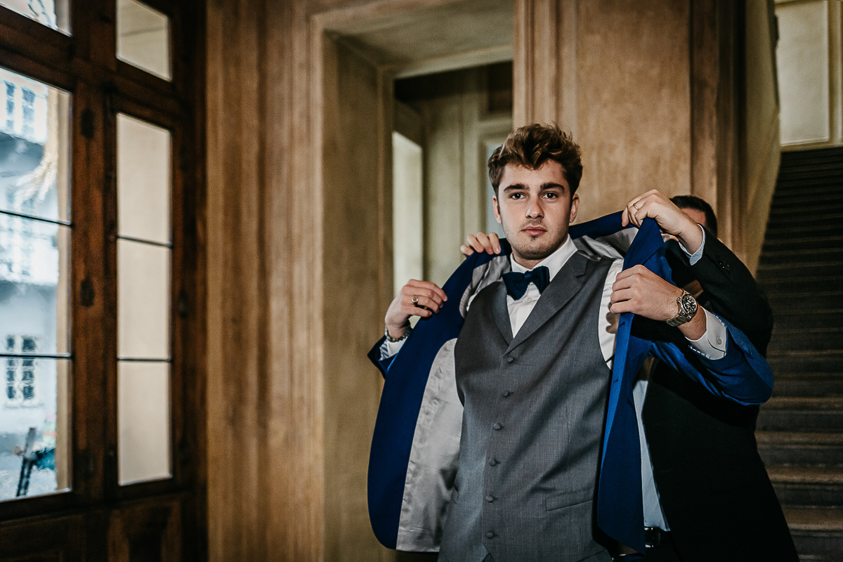 The number 6, Torino, editorial wedding. Preparazione dello sposo.Wp fa indossare la giacca allo sposo