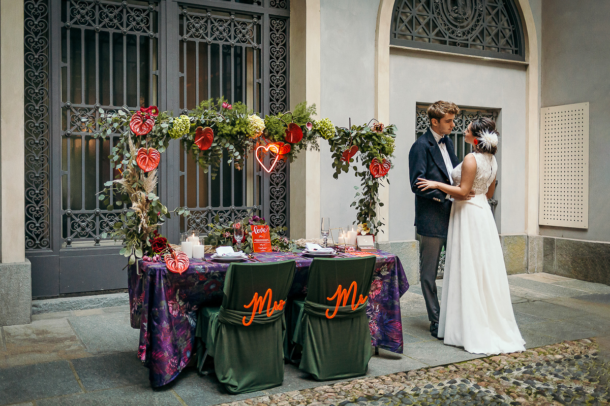 The number 6, Torino, editorial wedding. Ritratto degli sposi.vicino al tavolo