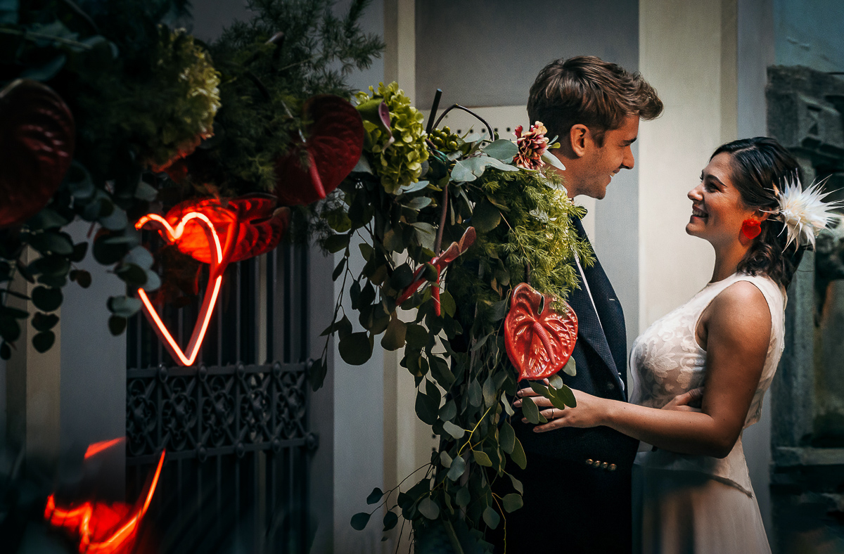 The number 6, Torino, editorial wedding. Ritratto degli sposi con i fiori e i cuori luminosi