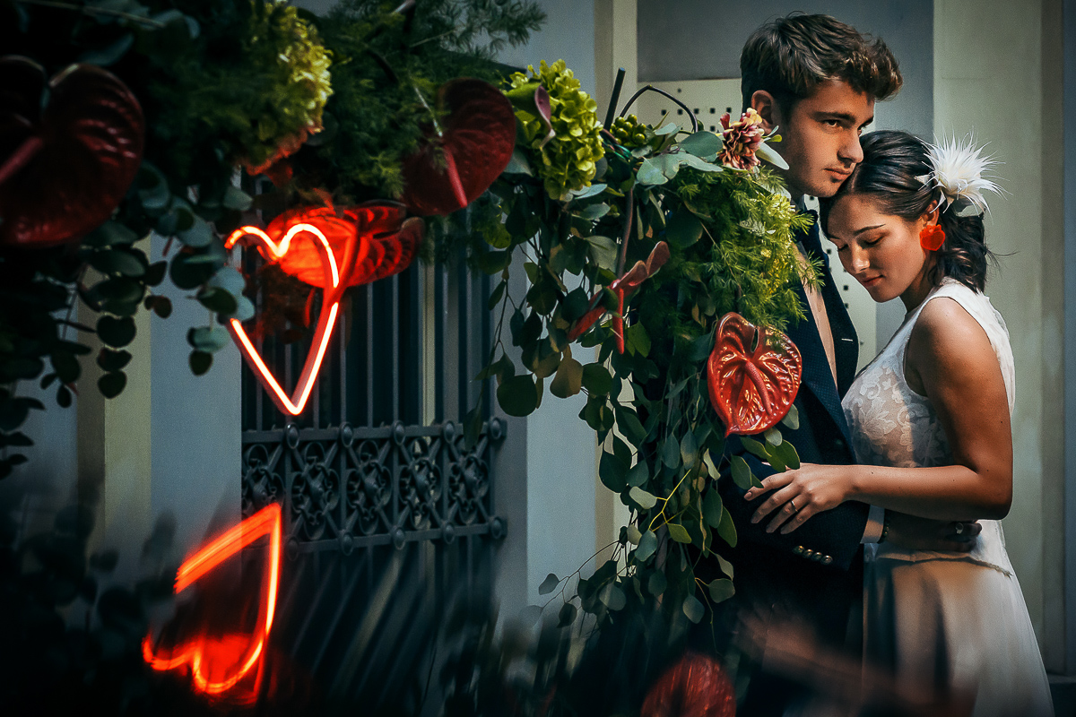 The number 6, Torino, editorial wedding. Ritratto degli sposi con i fiori e i cuori luminosi