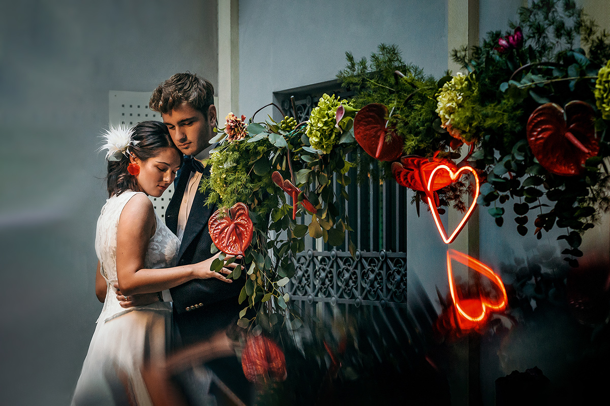 The number 6, Torino, editorial wedding. Ritratto degli sposi con i fiori e i cuori luminosi