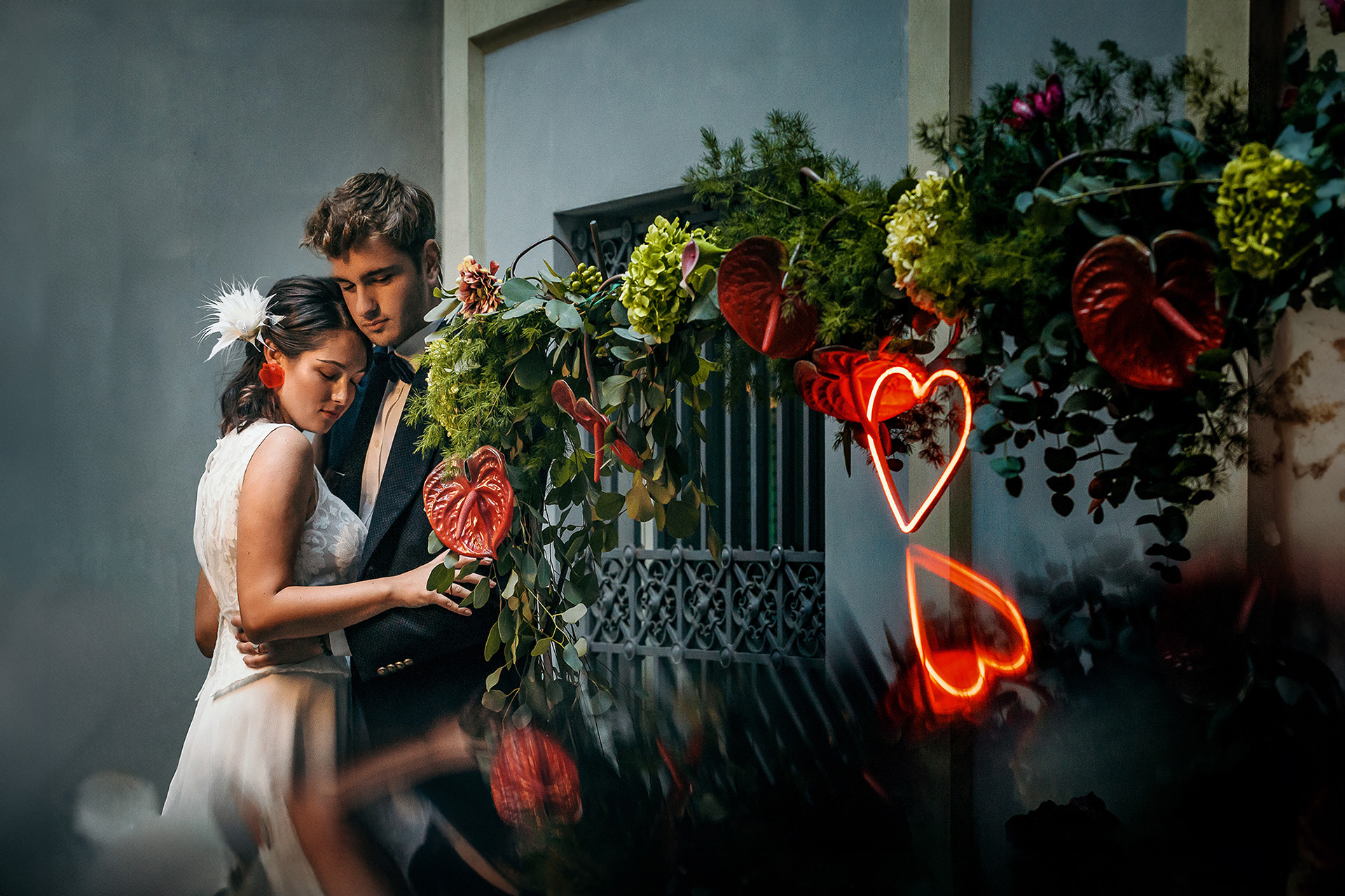 The Number Six Torino. Editorial wedding. Sposi vicino alla tavola. Tema San Valentino