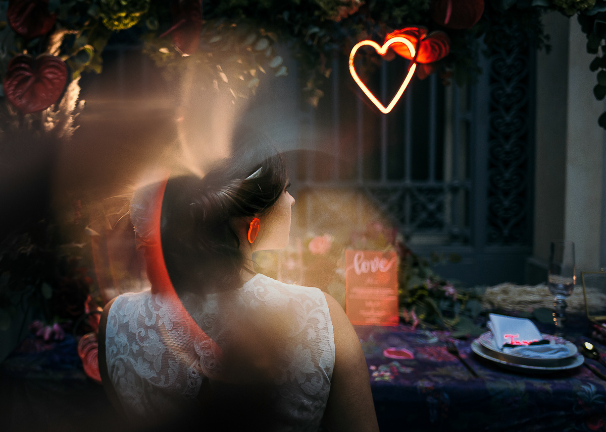The number 6, Torino, editorial wedding. Ritratto degli sposi con i fiori e i cuori luminosi a tavola