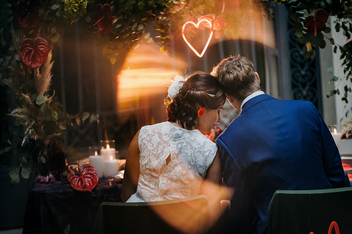 The number 6, Torino, editorial wedding. Ritratto degli sposi con i fiori e i cuori luminosi a tavola