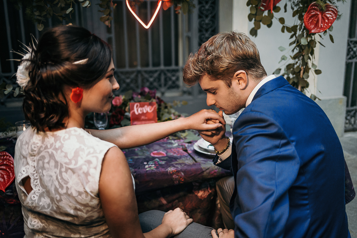 The number 6, Torino, editorial wedding. Ritratto degli sposi Sposo bacia la mano alla sposa