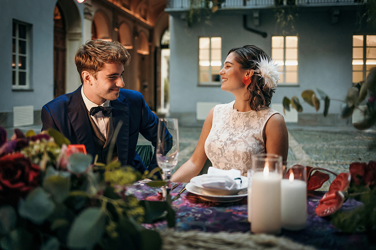 The number 6, Torino, editorial wedding. Ritratto degli sposi con i fiori e i cuori luminosi a tavola