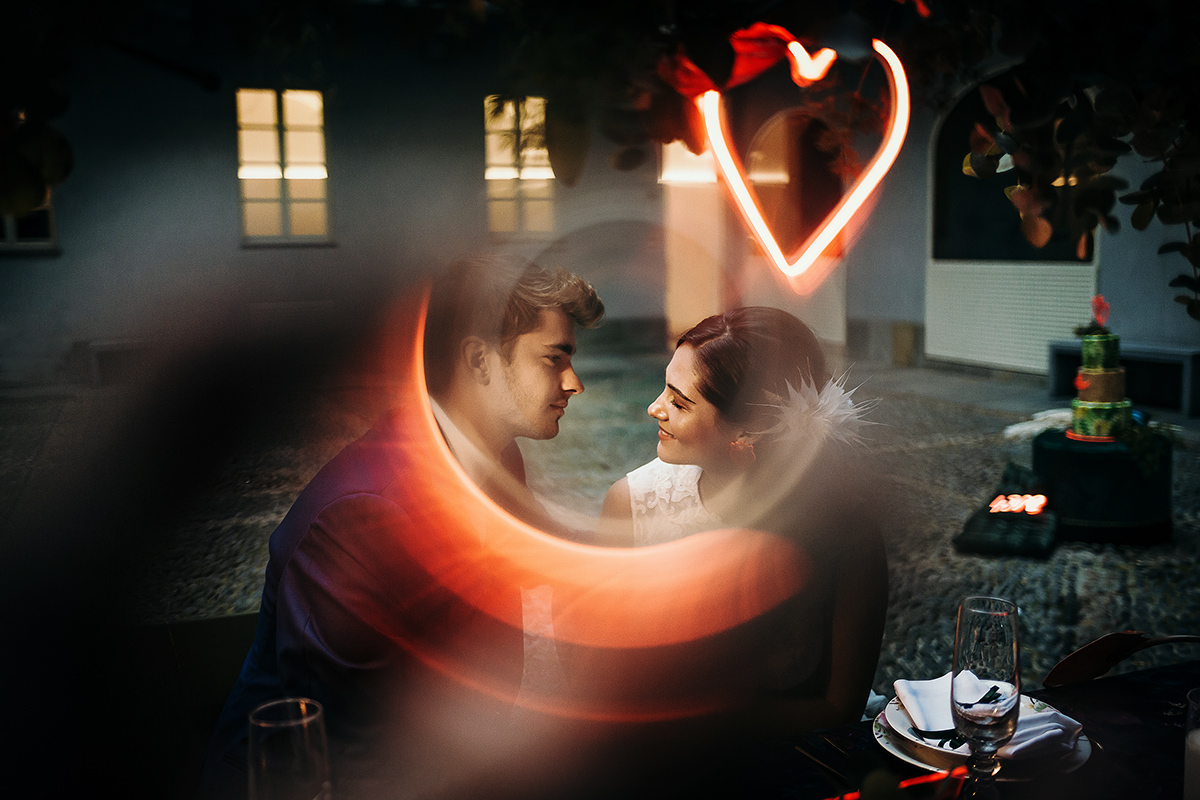 The number 6, Torino, editorial wedding. Ritratto degli sposi con i fiori e i cuori luminosi a tavola