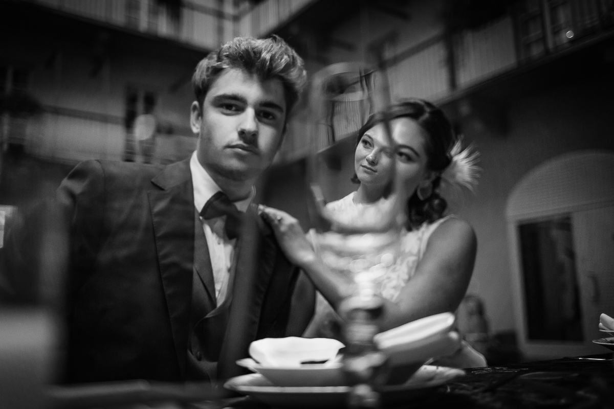The number 6, Torino, editorial wedding. Ritratto degli sposi csposa vista attraverso un bicchiere.