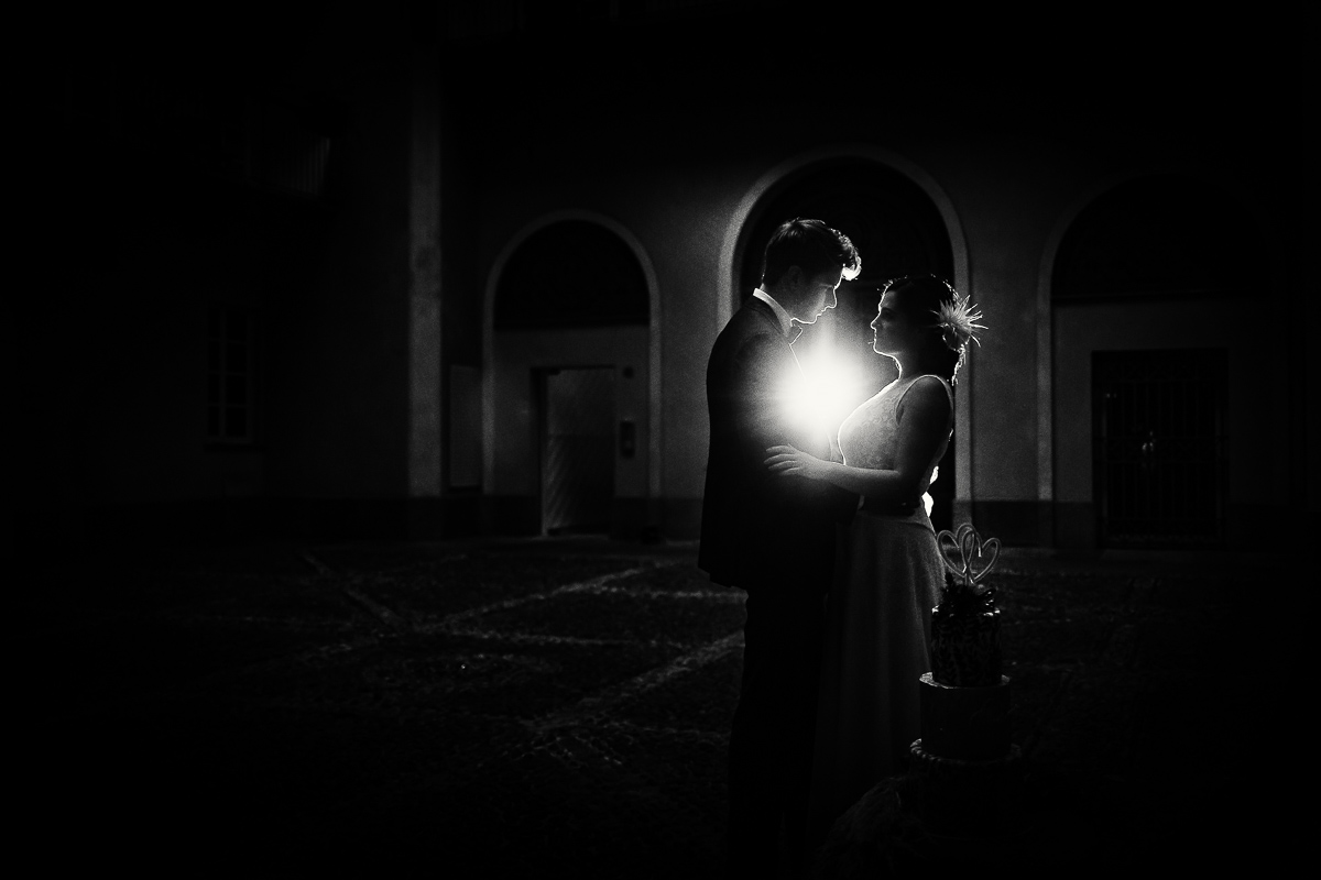 The number 6, Torino, editorial wedding. Taglio torta. Ritratto degli sposi con flash esterno dietro gli sposi.