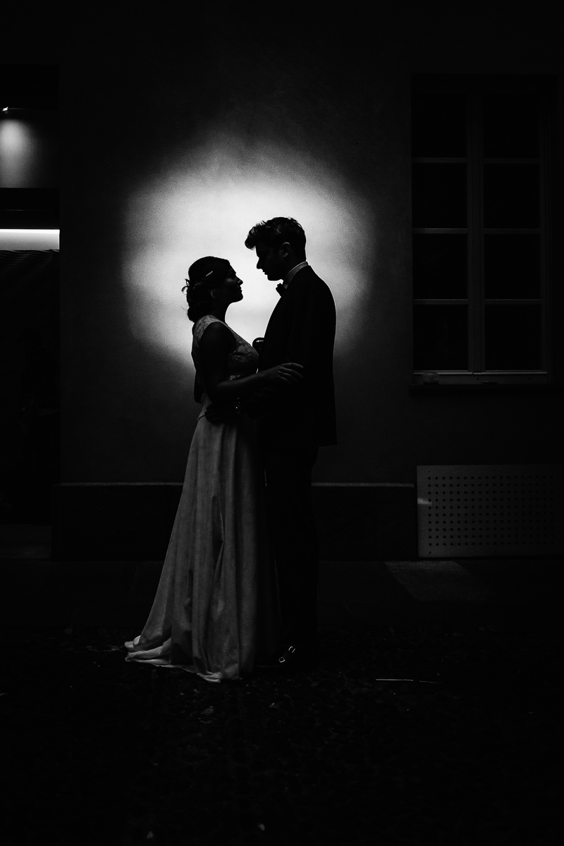 The number 6, Torino, editorial wedding. Taglio torta. Ritratto degli sposi con flash esterno dietro gli sposi.