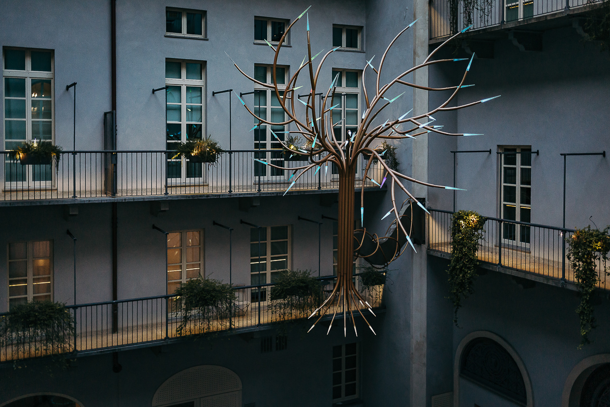 The number 6, Torino, editorial wedding. Cortile del palazzo