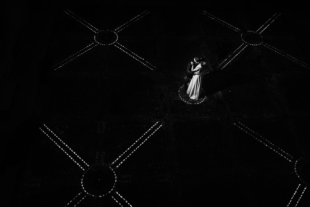 The number 6, Torino, editorial wedding. Ritratto degli sposi dall'alto Cortile con i ciotoli luminosi che creano delle figure geometriche e delle linee.