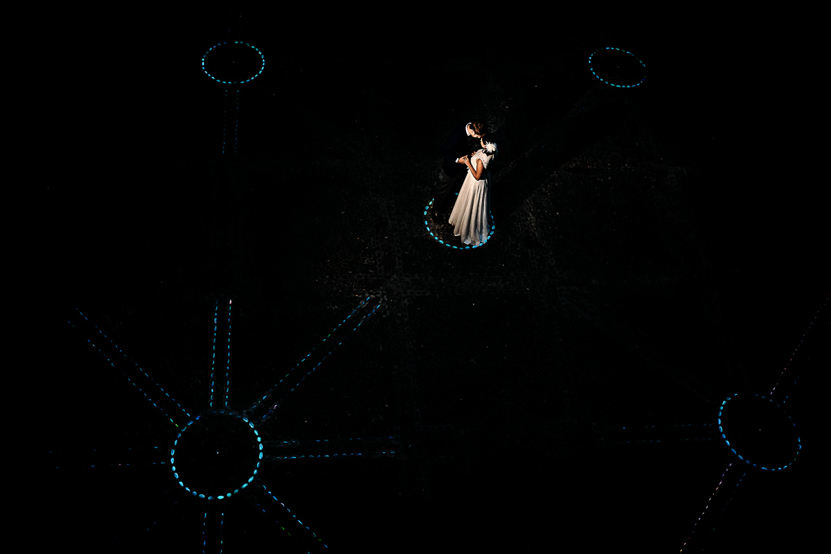 The number 6, Torino, editorial wedding. Ritratto degli sposi dall'alto Cortile con i ciotoli luminosi che creano delle figure geometriche e delle linee.
