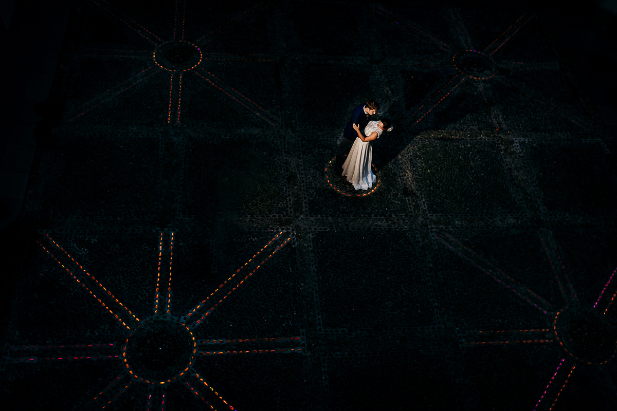 The number 6, Torino, editorial wedding. Ritratto degli sposi dall'alto Cortile con i ciotoli luminosi che creano delle figure geometriche e delle linee.