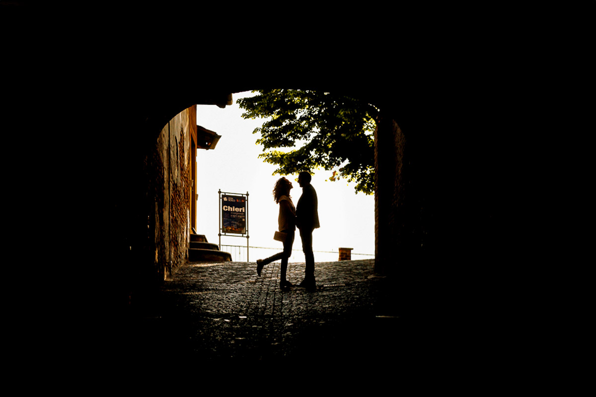 Prematrimoniale nel centro medievale di Chieri. Giulia e Domenico silhouette