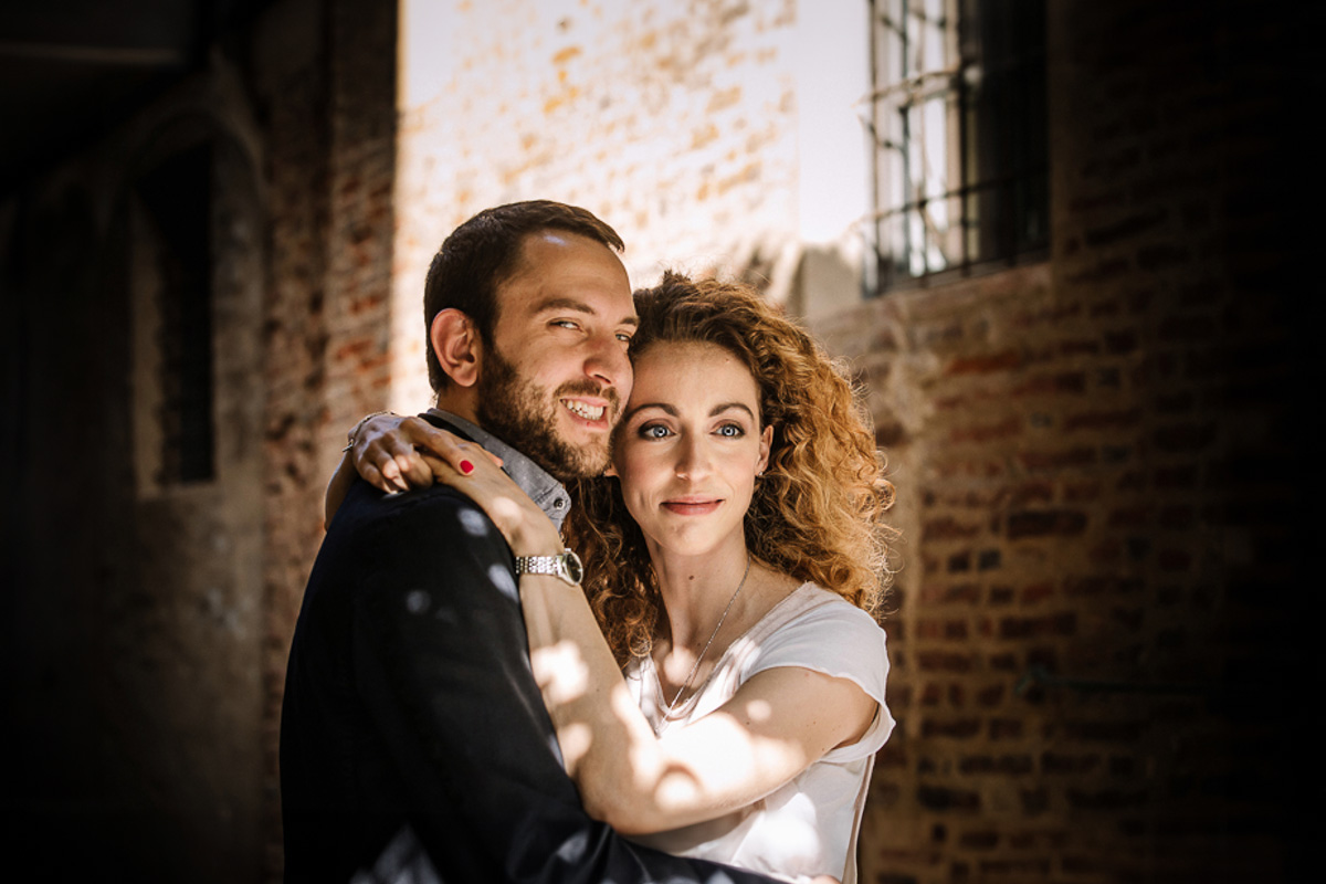 Prematrimoniale nel centro medievale di Chieri. Giulia e Domenico abbracciati