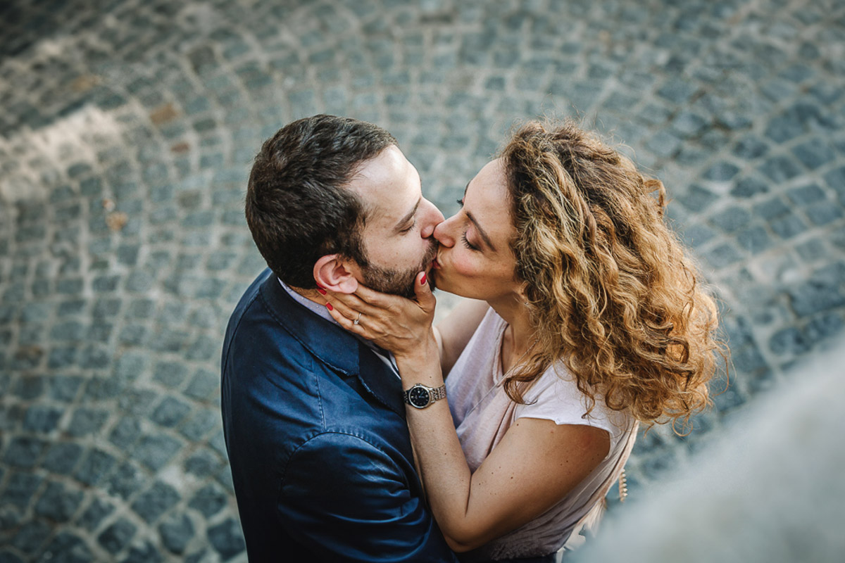 Prematrimoniale nel centro medievale di Chieri. Giulia e Domenico si baciano.