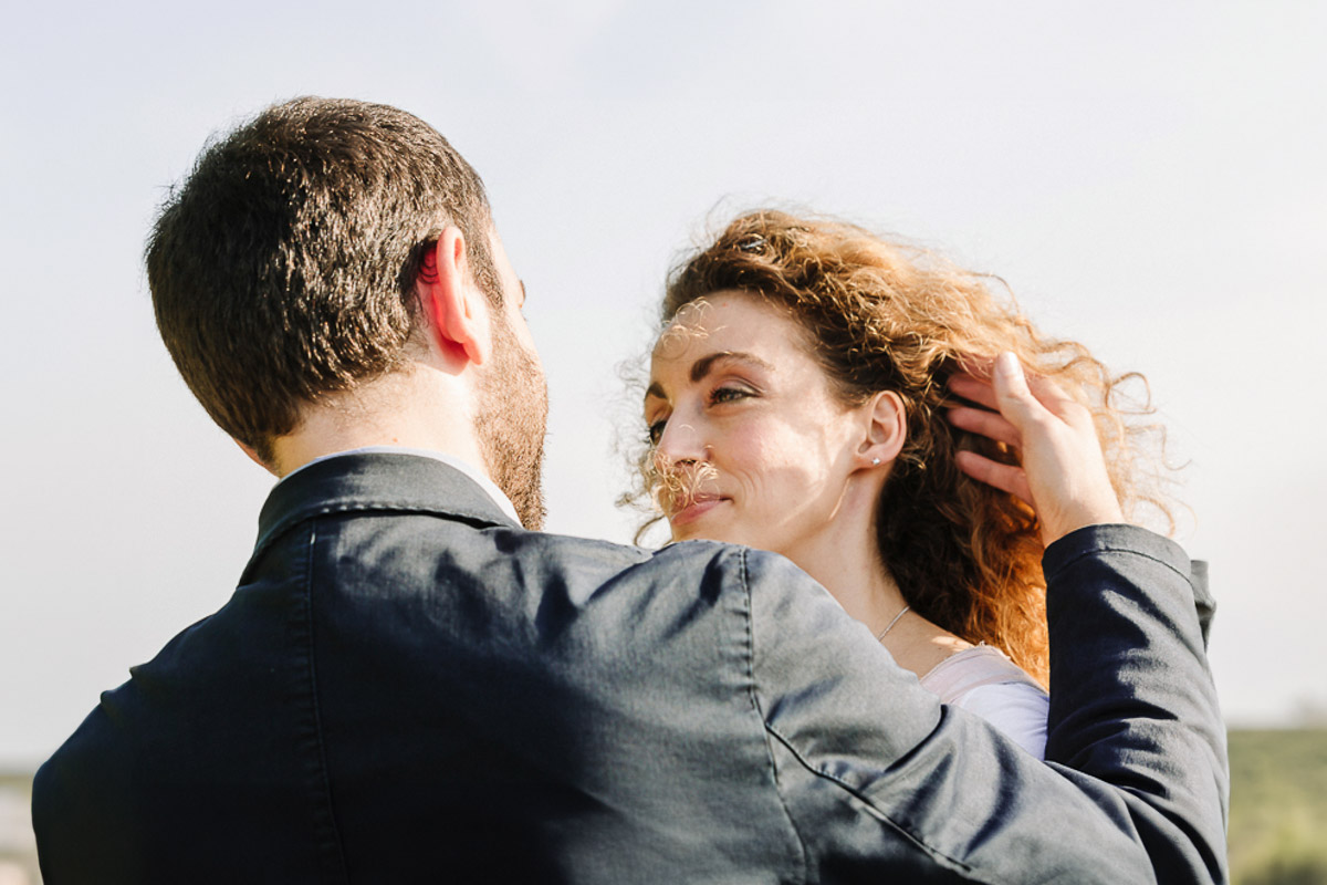Prematrimoniale nel centro medievale di Chieri. bel ritratto ravvicinato