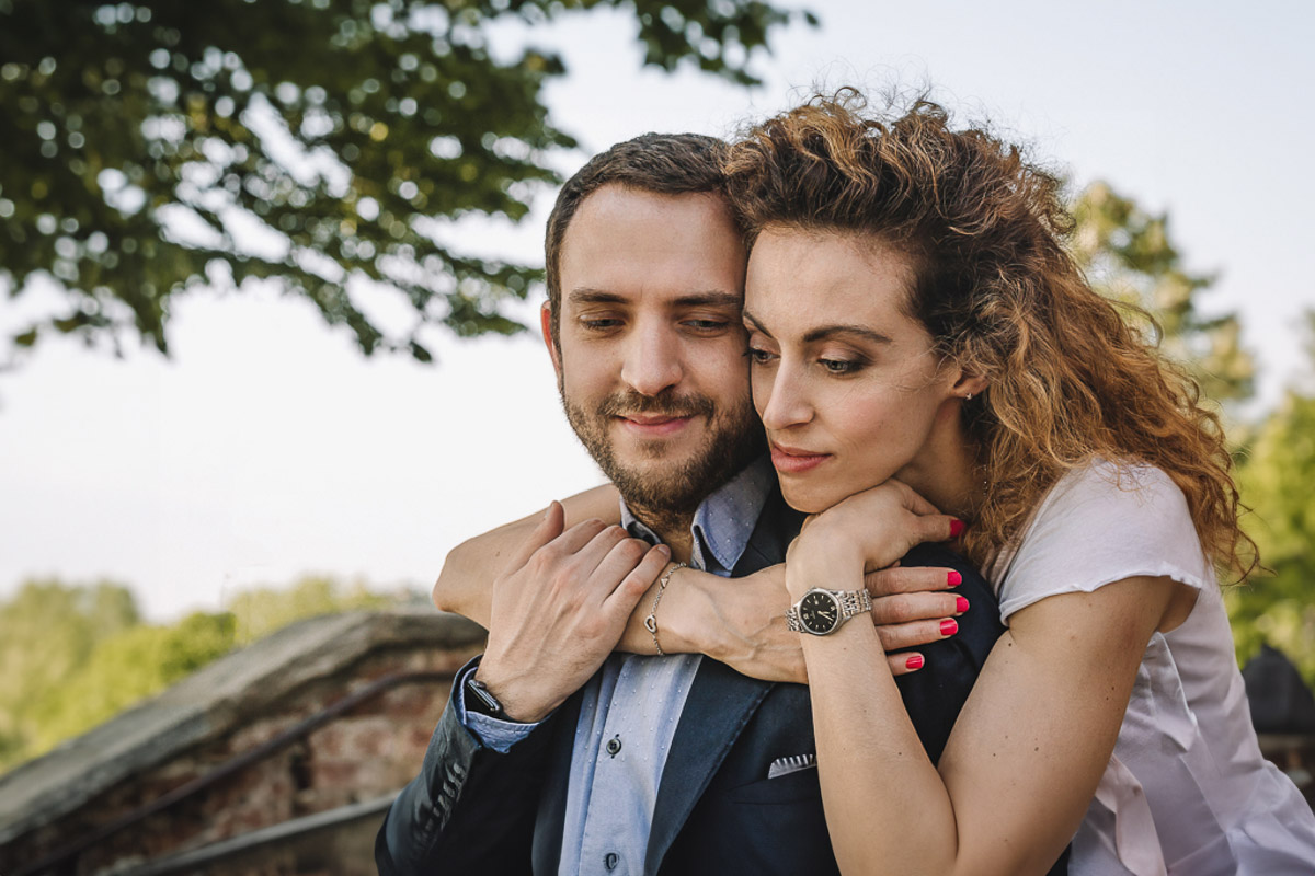 Prematrimoniale nel centro medievale di Chieri. Giulia abbraccia Domenico da dietro.