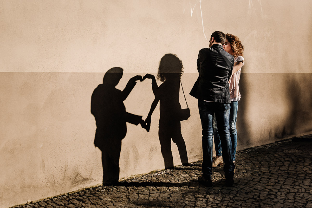 Prematrimoniale nel centro medievale di Chieri. Ombra di Giulia e Domrnico che formano un cuore sul muro.