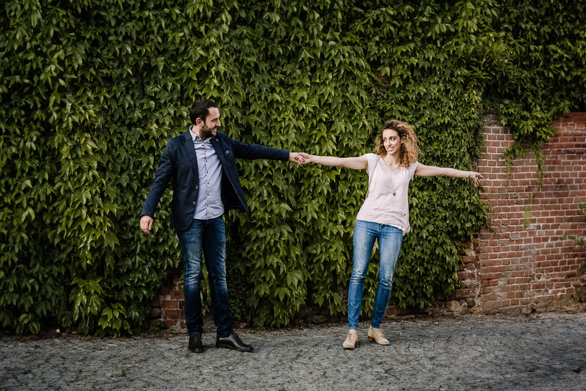 Prematrimoniale nel centro medievale di Chieri. Giulia e Domenico ballano davanti ad un muro pieno di edera