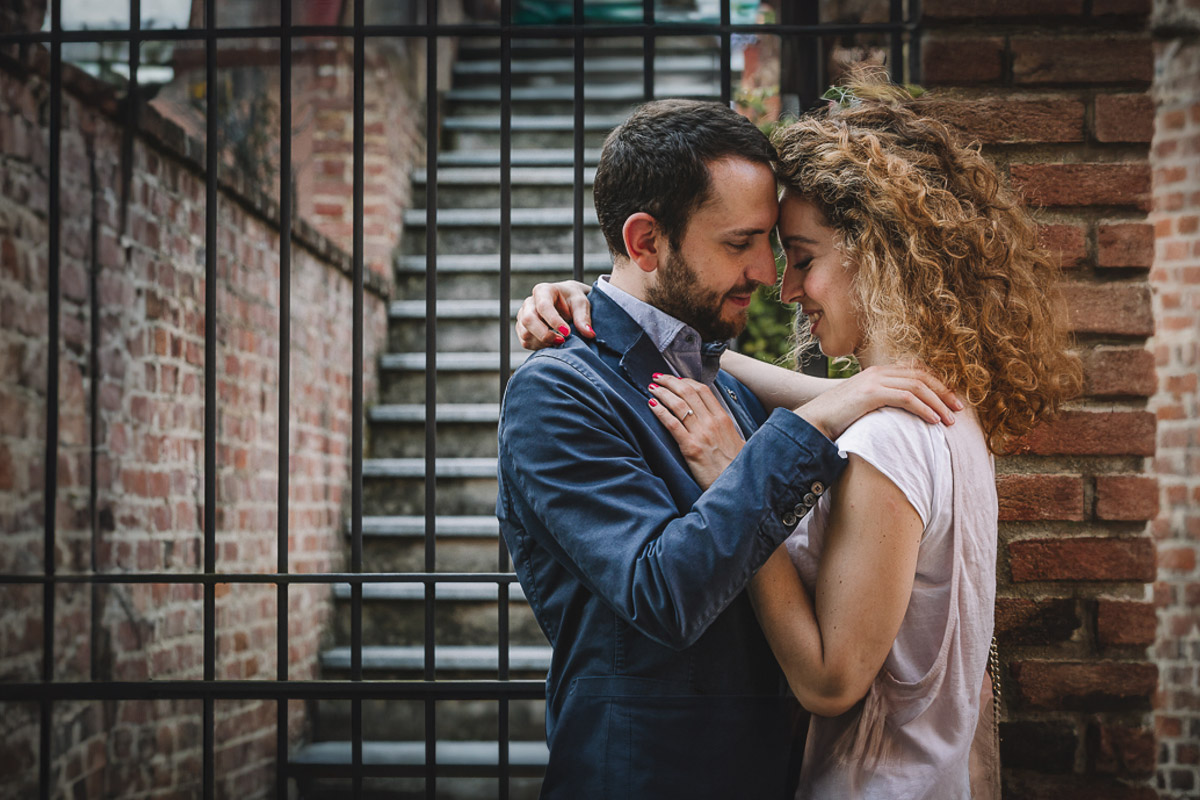 Prematrimoniale nel centro medievale di Chieri. Giulia e Domenico abbracciati