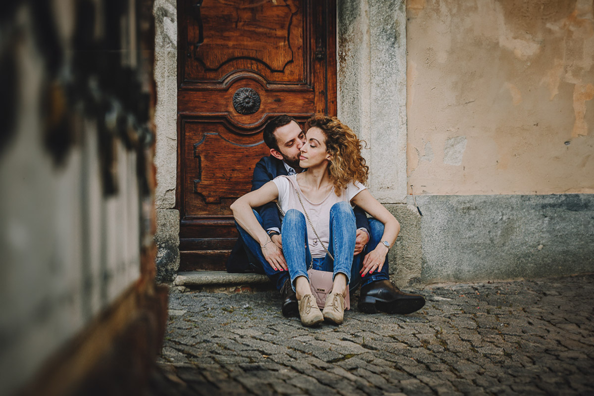 Prematrimoniale nel centro medievale di Chieri. Giulia e Domenico seduti davanti ad un bel portoncino.