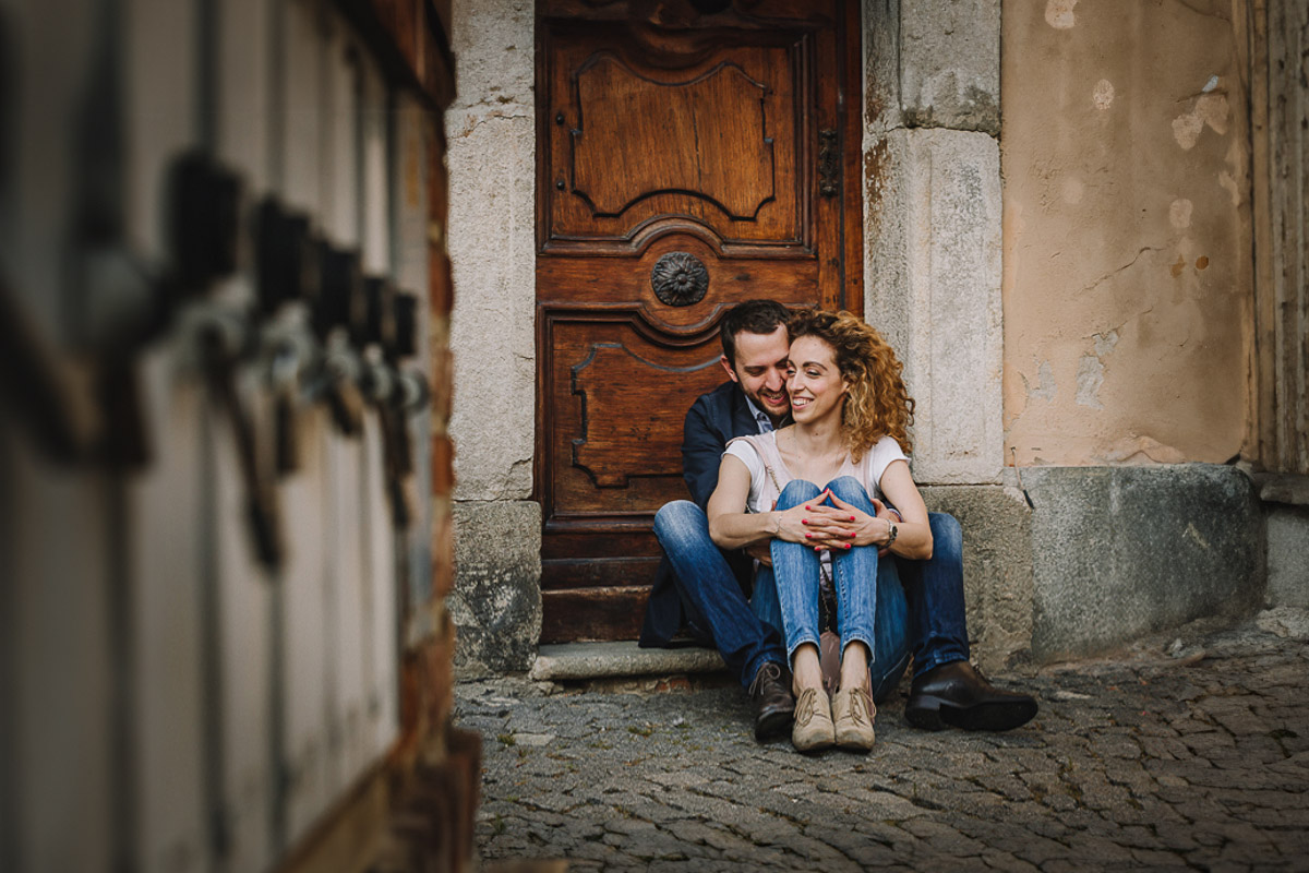 Prematrimoniale nel centro medievale di Chieri. Giulia e Domenico seduti davanti ad un bel portoncino.