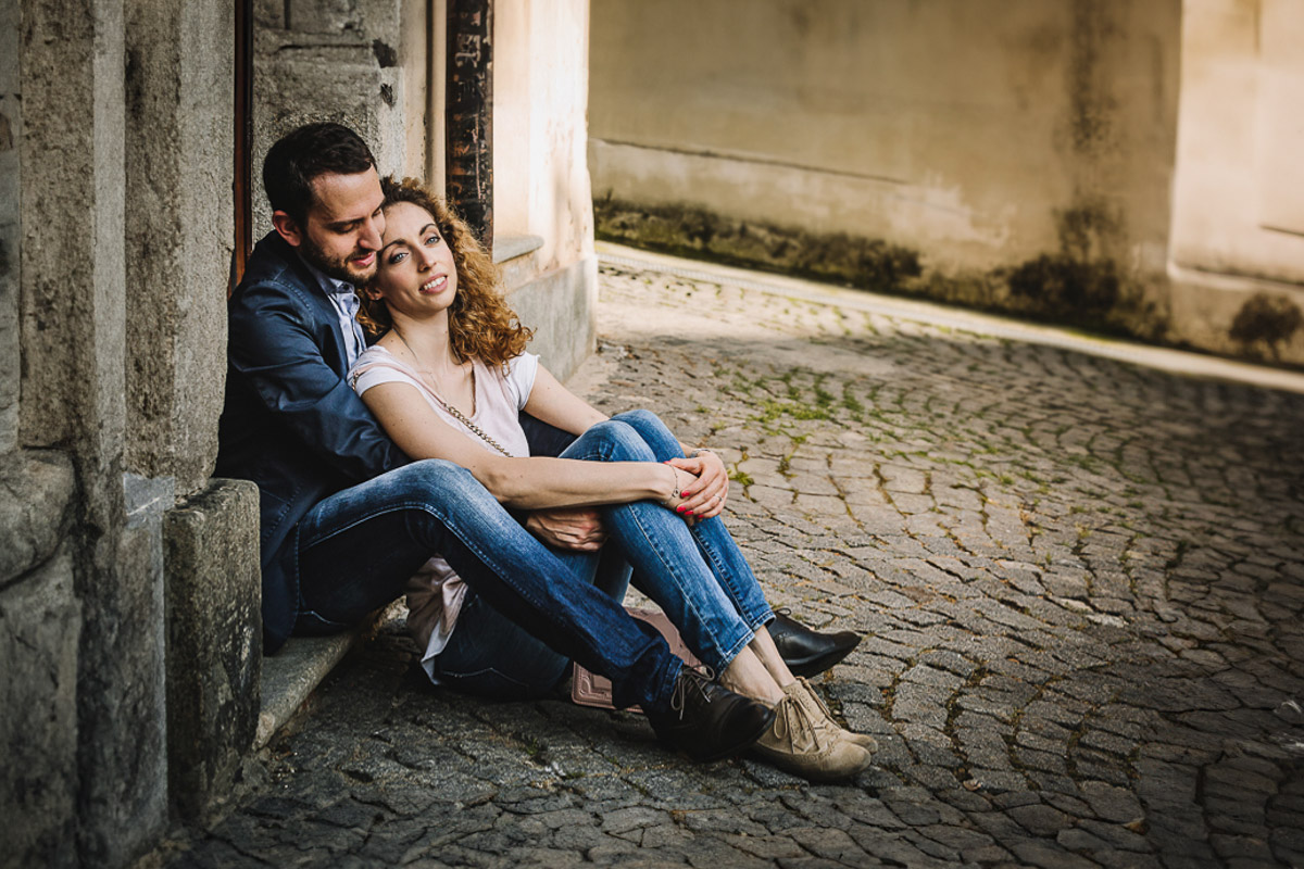 Prematrimoniale nel centro medievale di Chieri. Giulia e Domenico seduti davanti ad un bel portoncino.