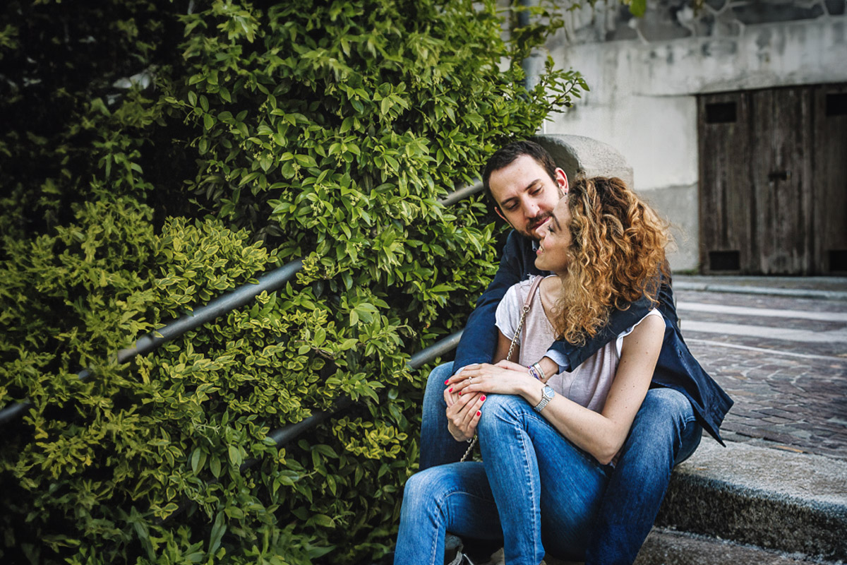Prematrimoniale nel centro medievale di Chieri. Giulia e Domenico seduti su di una scala