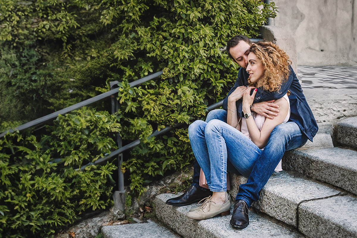 Prematrimoniale nel centro medievale di Chieri. Giulia e Domenico seduti su di una scala.
