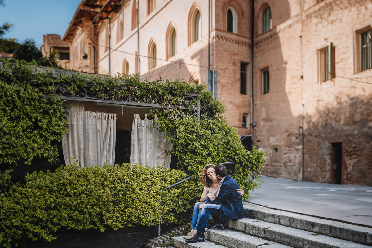 Prematrimoniale nel centro medievale di Chieri. Giulia e Domenico seduti su di una scalinata davanti ad un bel palazzo medievale.