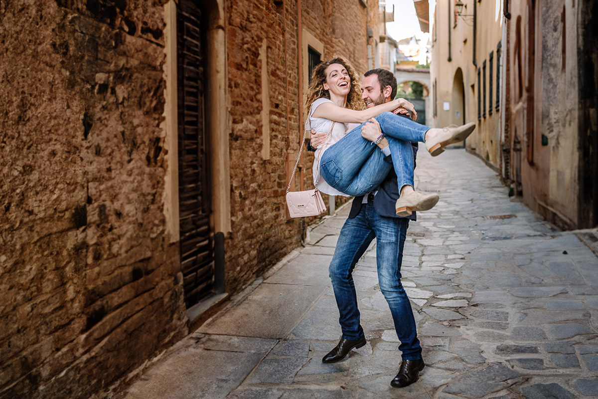 Prematrimoniale nel centro medievale di Chieri. Domenico prende in braccio Giulia.