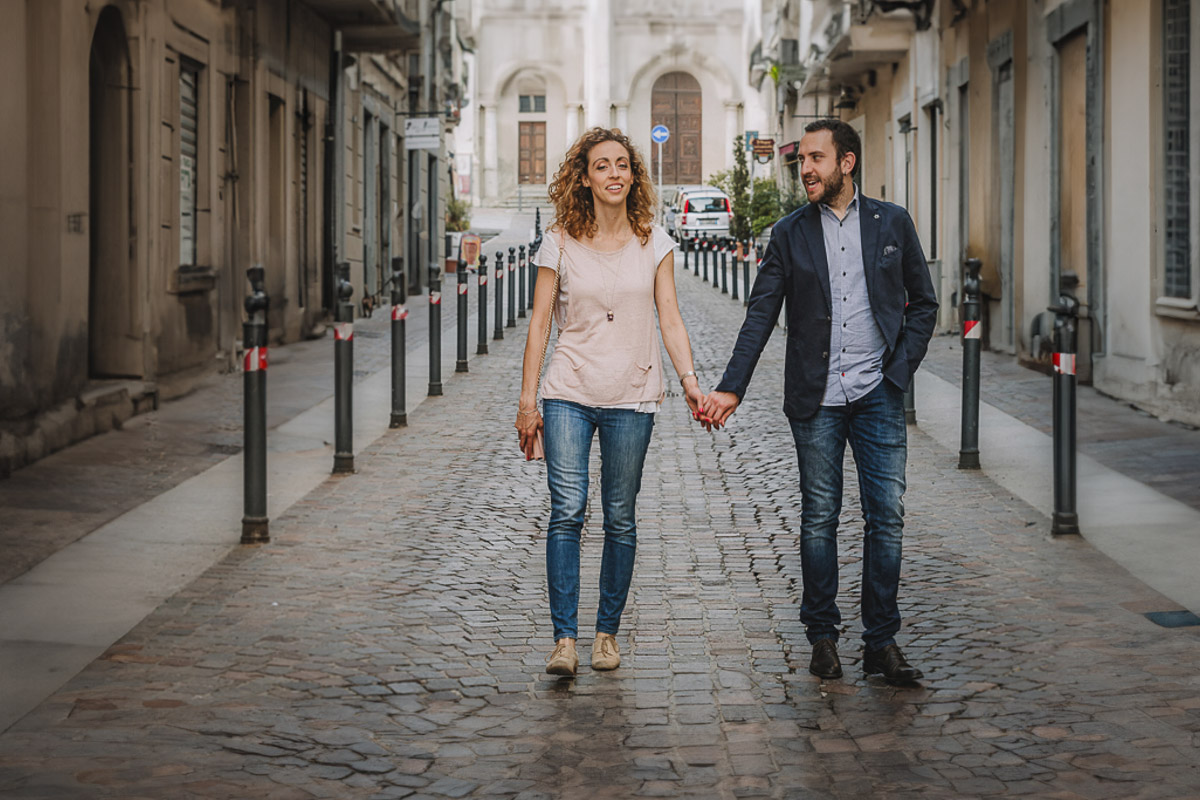 Prematrimoniale nel centro medievale di Chieri. Giulia e Domenico camminano
