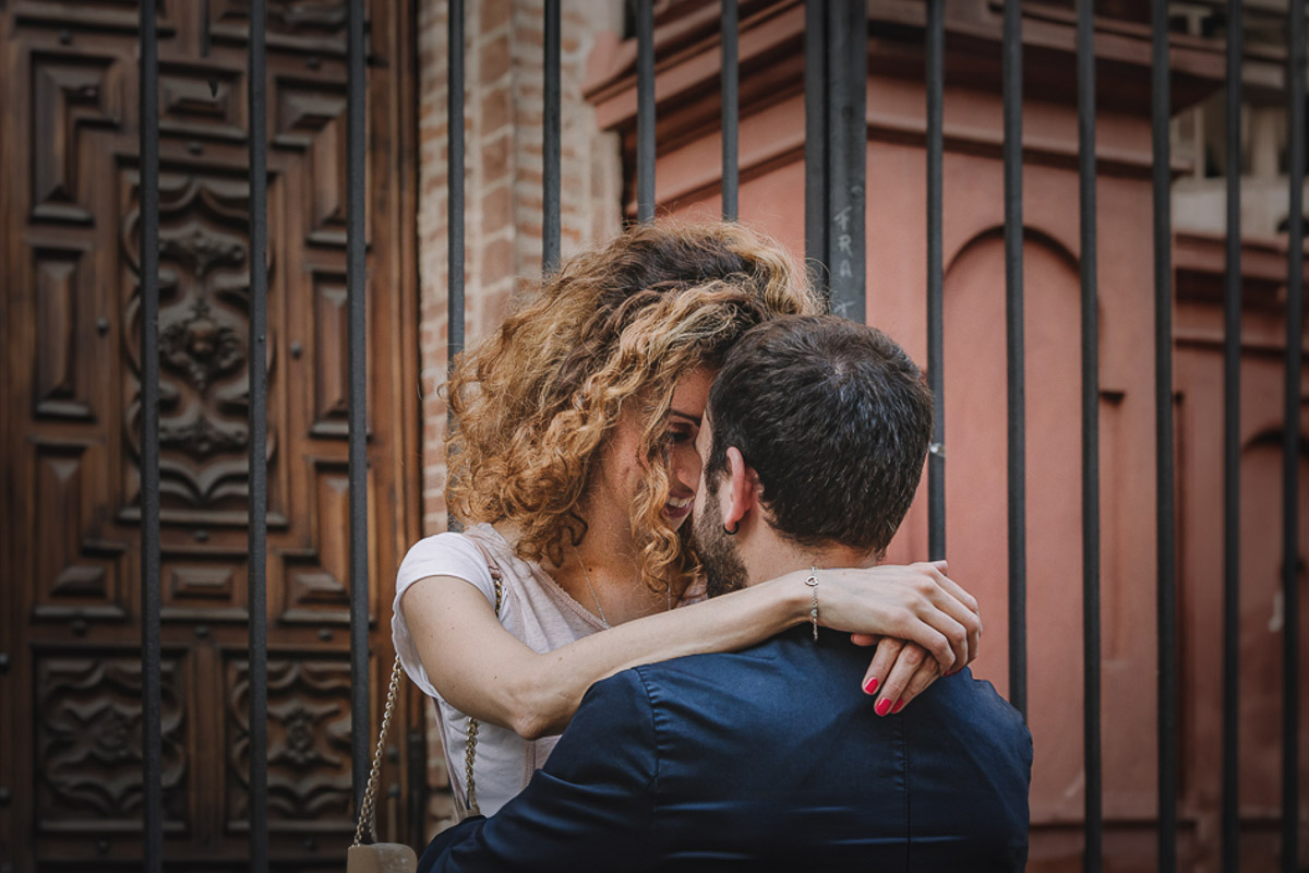 Prematrimoniale nel centro medievale di Chieri. Giulia e Domenico fronte fronte davanti alla chiesa di san Filippo.