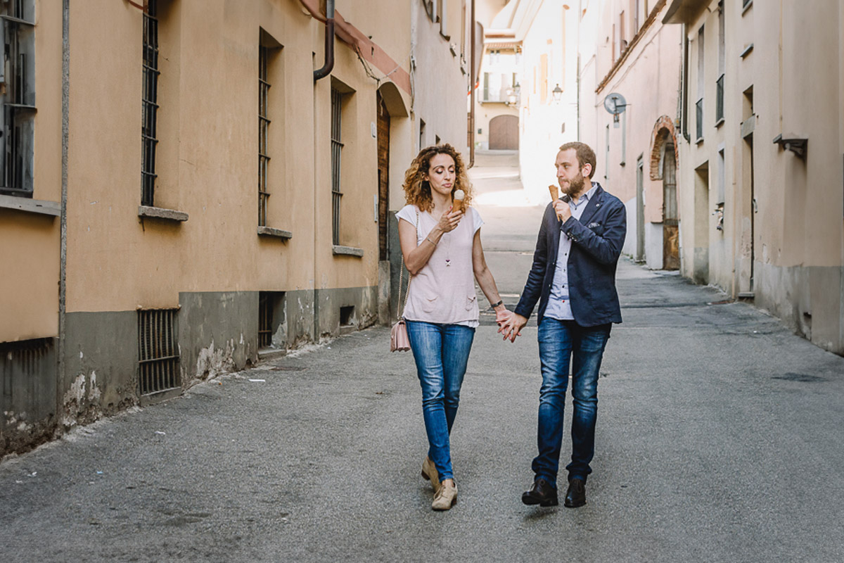 Prematrimoniale nel centro medievale di Chieri. Giulia e Domenico camminano mangiando un gelato.