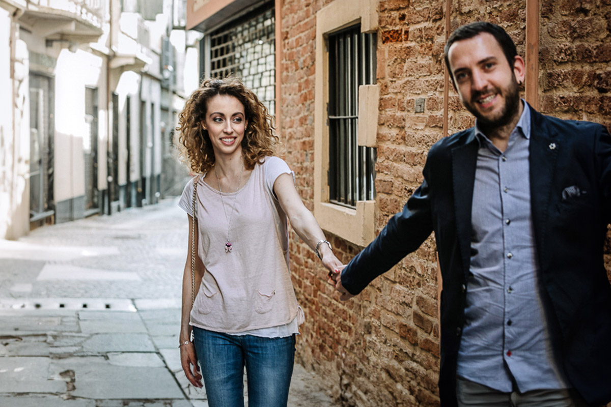 Prematrimoniale nel centro medievale di Chieri. Domenico trascina Giulia.