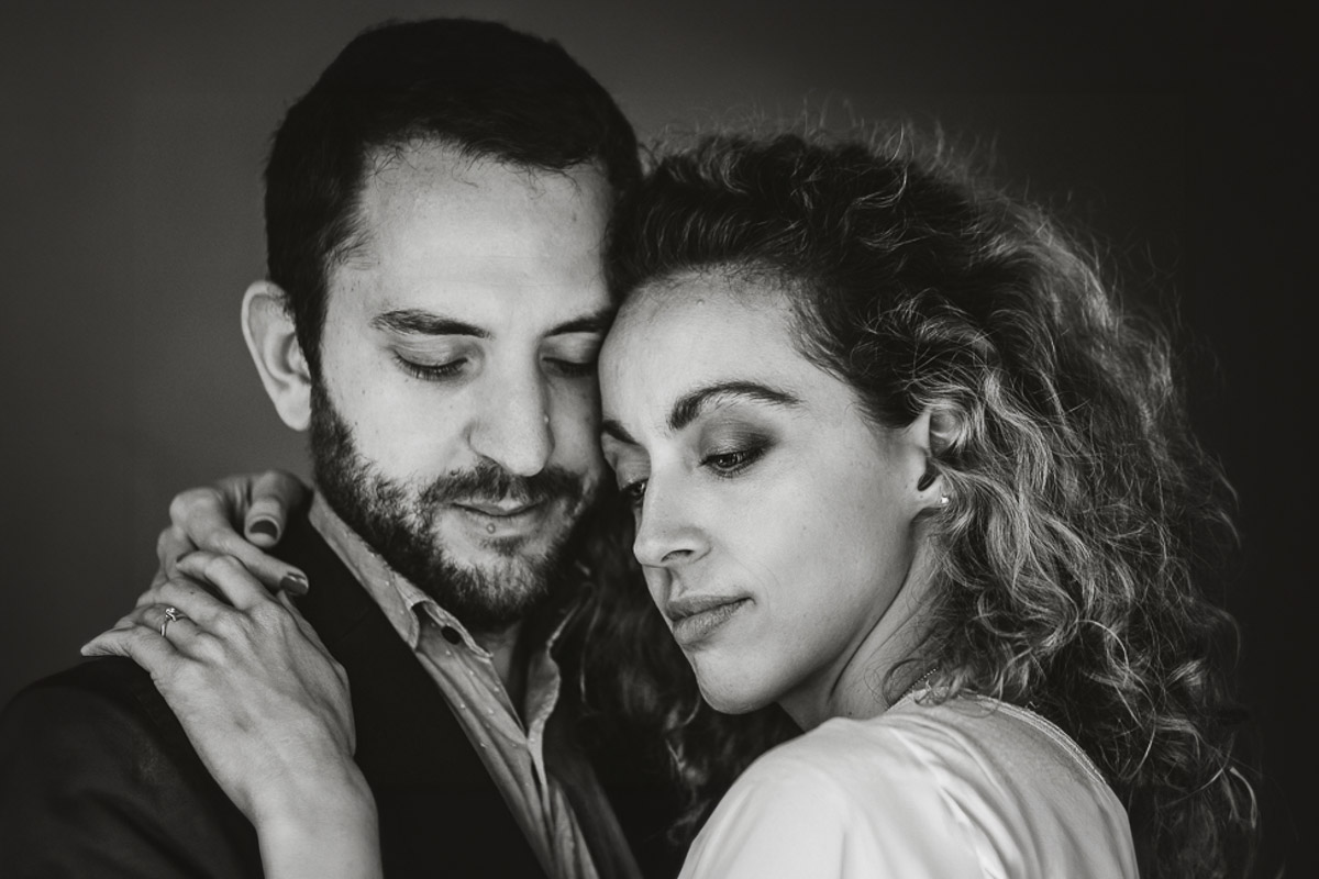 Prematrimoniale nel centro medievale di Chieri. bel ritratto ravvicinato in bianco e nero.