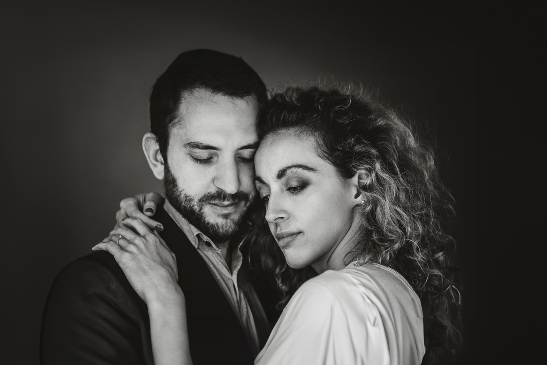 Prematrimoniale nel centro medievale di Chieri. Giulia e Domenico, ritratto intimo. Bianco e nero.