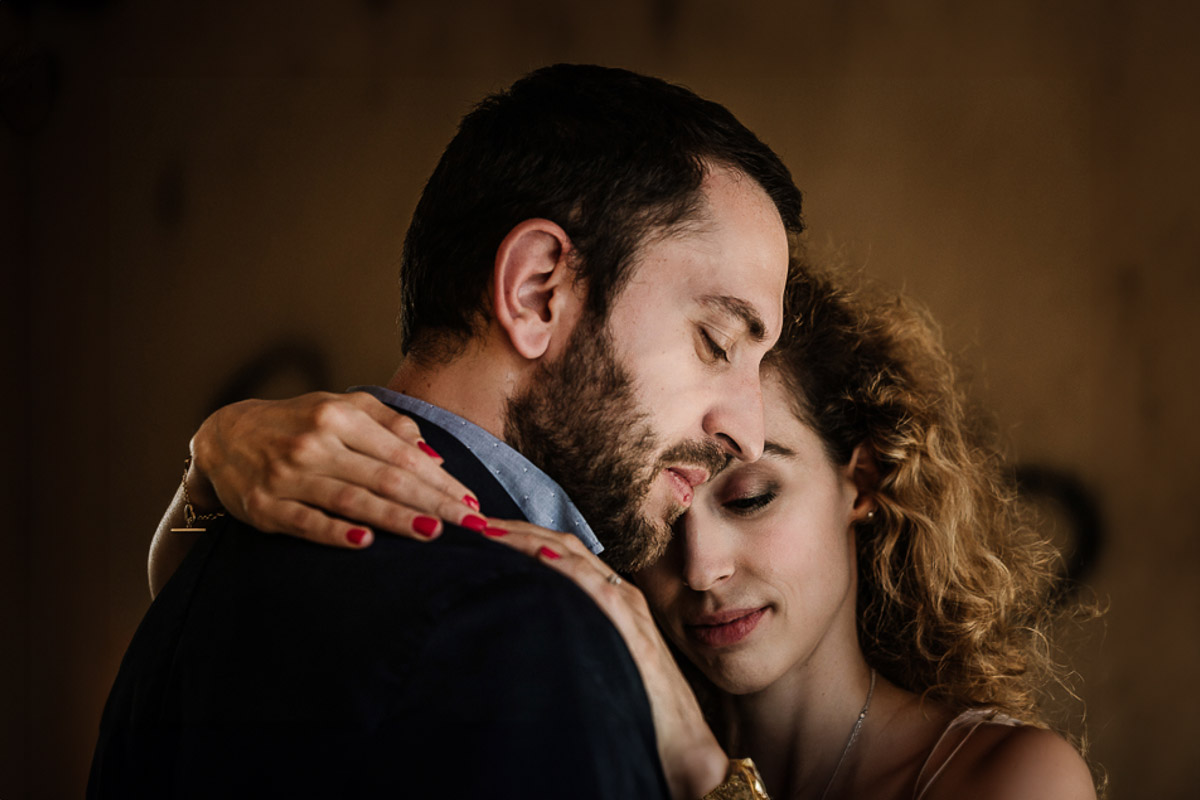 Prematrimoniale nel centro medievale di Chieri. bel ritratto ravvicinato