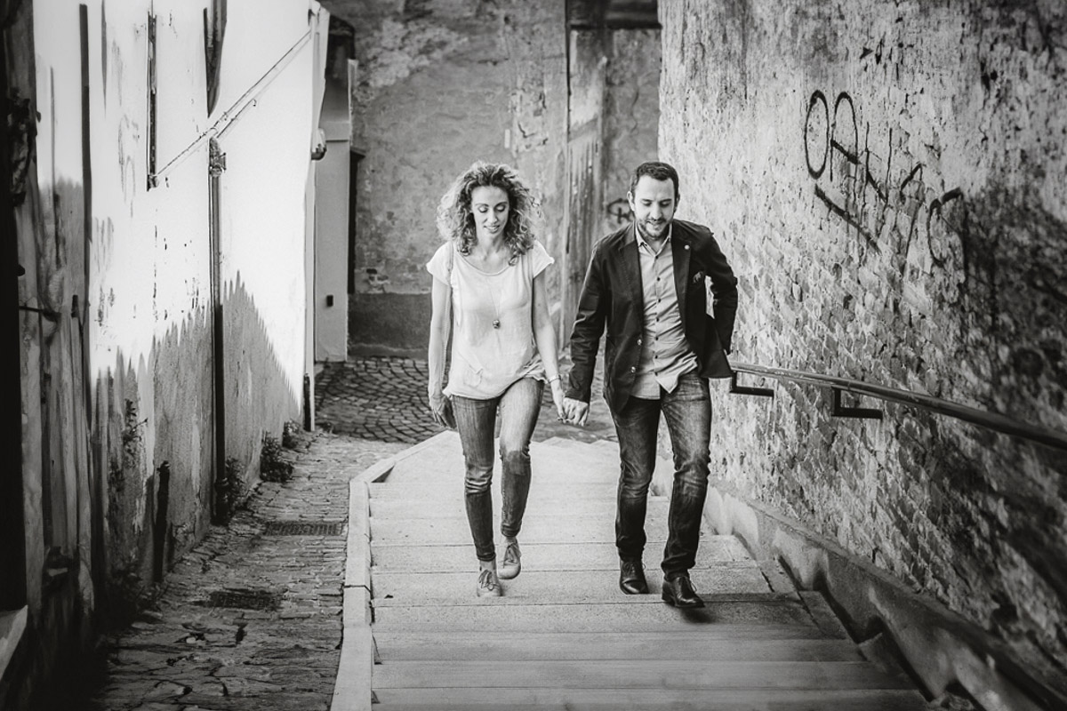 Prematrimoniale nel centro medievale di Chieri. Giulia e Domenico scamminano salendo le scale medievali.