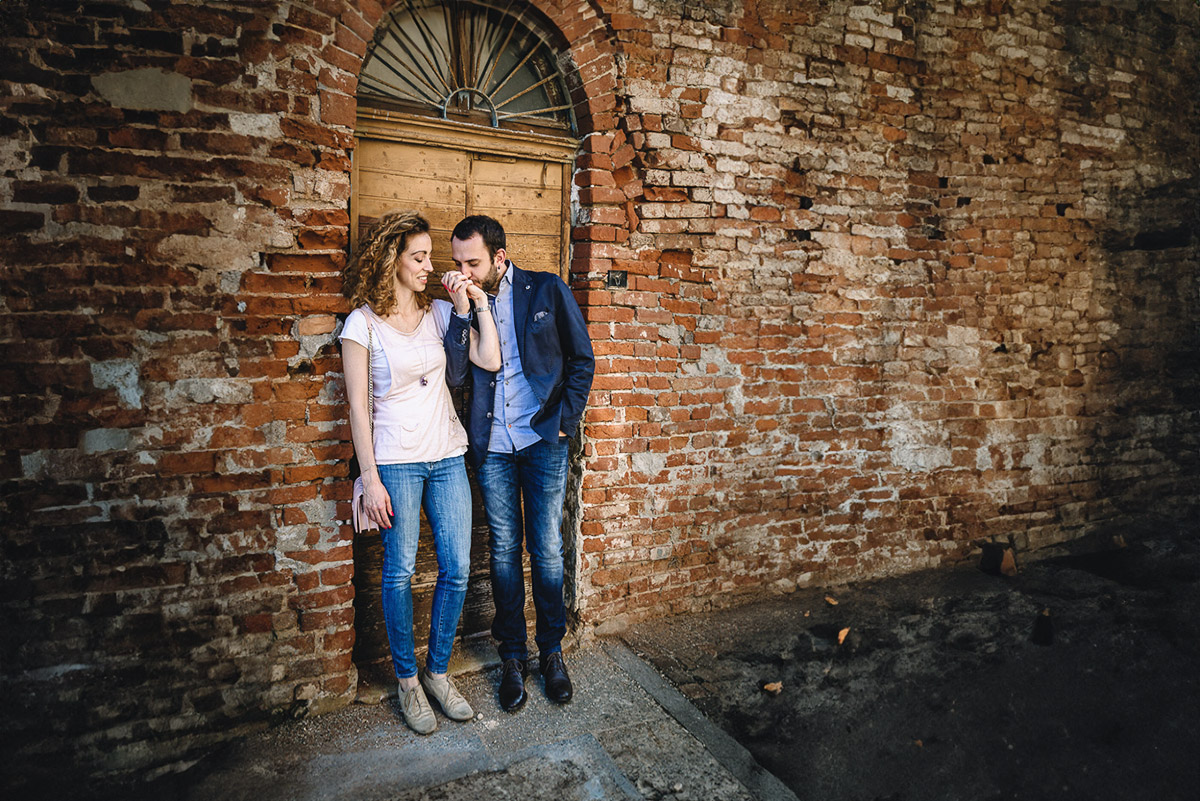 Prematrimoniale nel centro medievale di Chieri. Domenico bacia la mano di Giulia.