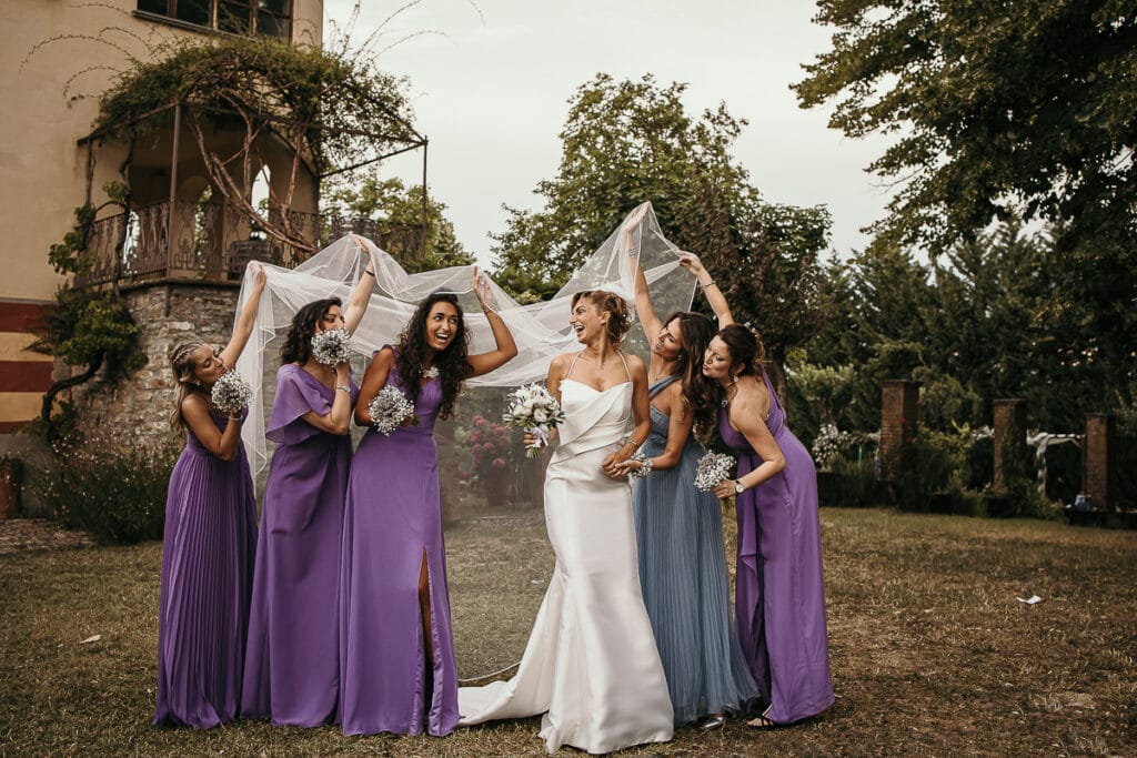 Matrimonio shabby chic a Villa Delfini di Morsasco in Monferrato. Sposa con le damigelle in abito color lavanda