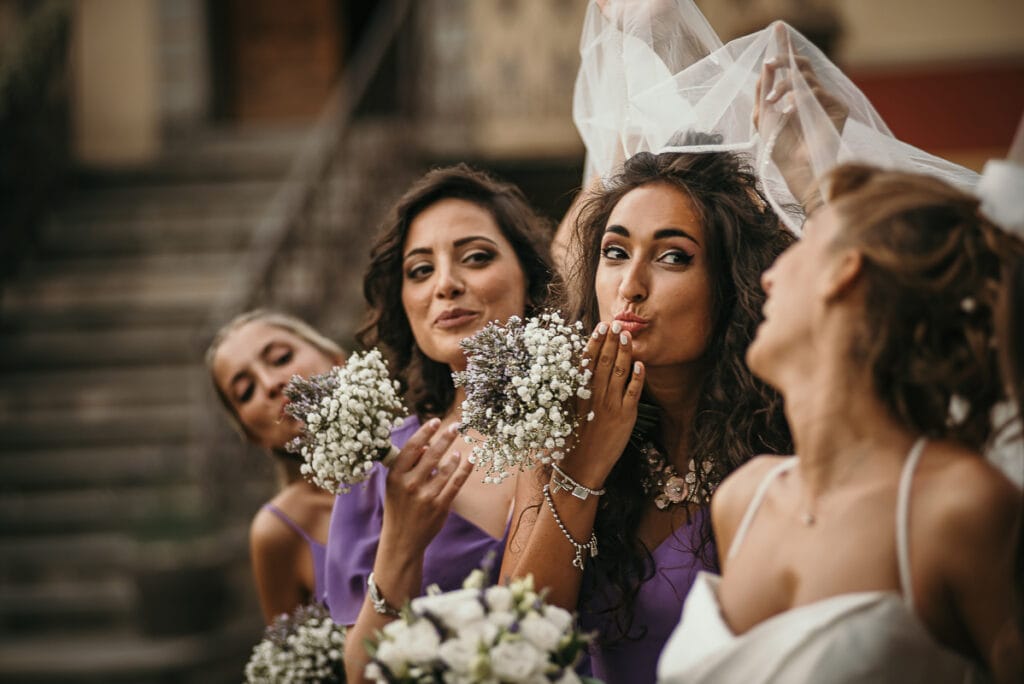 Matrimonio shabby chic a Villa Delfini di Morsasco in Monferrato. Sposa con le damigelle in abito color lavanda