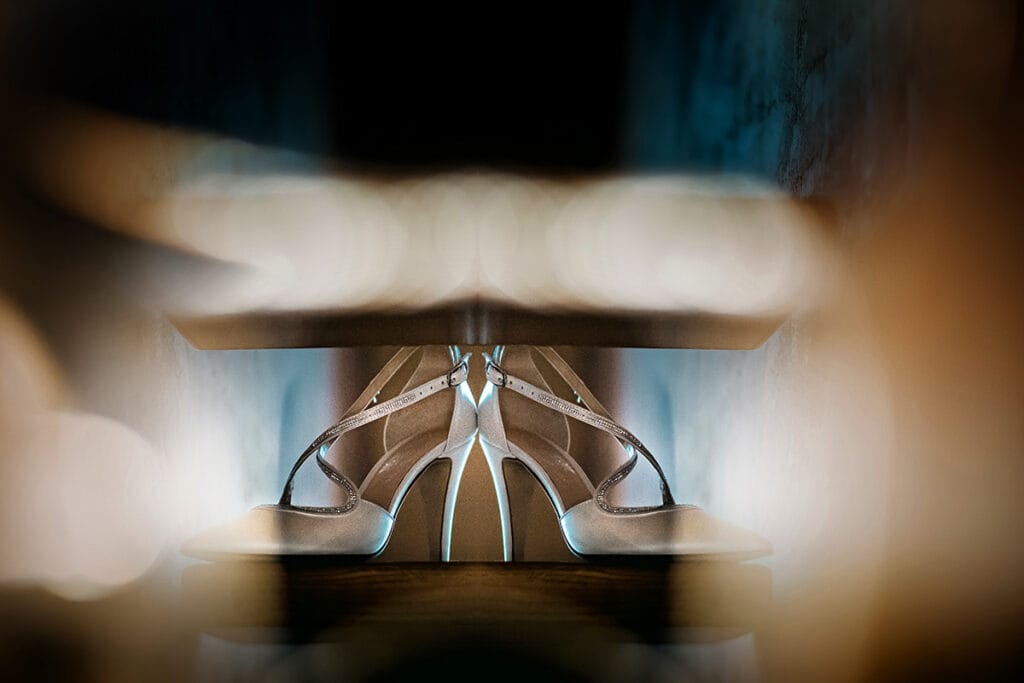 Matrimonio shabby chic a Villa Delfini di Morsasco in Monferrato. Prima preparazione della sposa in un palazzo settecentesco del centro di Torino. Scarpe della sposa.