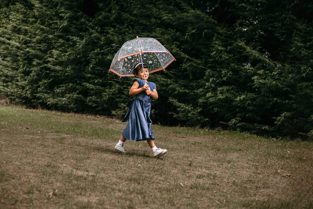 Matrimonio shabby chic a Villa Delfini di Morsasco in Monferrato. Piccola invitata con l'ombrello